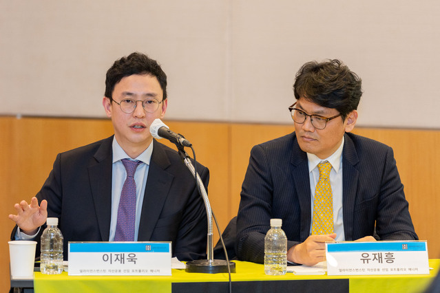 ▲ 이재욱 AB자산운용 선임 포트폴리오 매니저(왼쪽), 유재흥 AB자산운용 선임 포트폴리오 매니저가 1일 기자간담회를 열고 2023년 글로벌 전망에 대해 설명하고 있다. ⓒAB자산운용