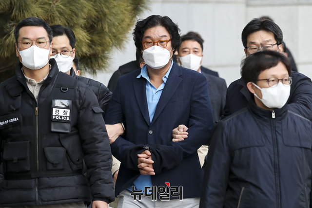 ▲ 8개월의 해외 도피 끝에 태국에서 붙잡힌 김성태 전 쌍방울그룹 회장이 지난 17일 인천공항으로 입국해 차량에 탑승해 소환되고 있다. 김 전 회장은 쌍방울그룹 각종 비리 의혹의 핵심인물이다. ⓒ정상윤 기자