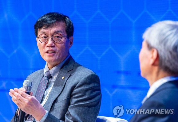 ▲ 이창용 한국은행 총재가 1일 오전 서울 중구 대한상의 국제회의장에서 '경제 패러다임의 변화와 한국경제의 대응 방안'을 주제로 열린 한은-대한상의 공동세미나에서 신현송 국제결제은행(BIS) 수석 이코노미스트 겸 조사국장과 대담하고 있다. ⓒ 연합뉴스