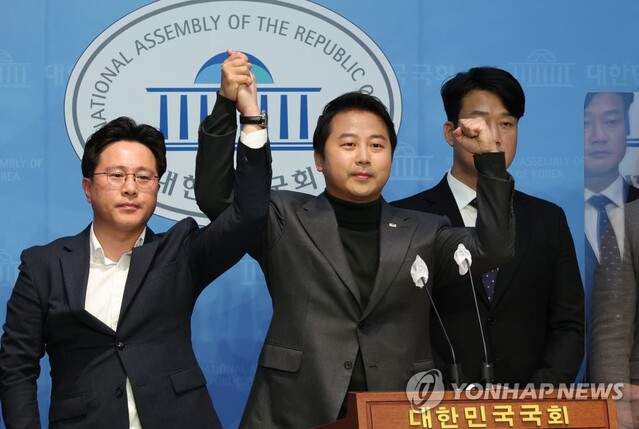 ▲ 장예찬 국민의힘 청년최고위원 후보(왼쪽두번째)와 최주호 청년최고위원후보(왼쪽)가 1일 서울 여의도 국회 소통관에서 기자회견을 열고 장예찬 후보로의 청년최고위원 후보 단일화를 발표한 뒤 손을 맞잡아 들고 있다. ⓒ연합뉴스