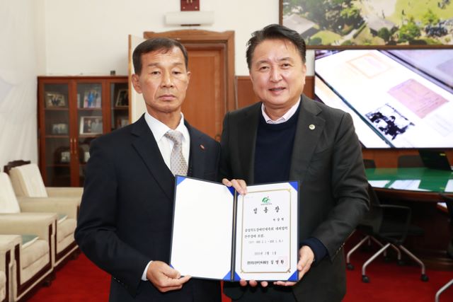 ▲ 충북도체육회 박상역 신임 대외협력본부장(왼쪽)이 김영환 충북도지사(오른쪽)로부터 임용장을 수여받은 뒤 기념사진을 찍고 있다.ⓒ충북도