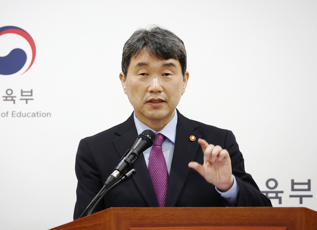 ▲ 이주호 사회부총리 겸 교육부 장관이 1일 경북 구미 금오공대를 방문해 '지역혁신중심 대학지원체계(RISE) 구축 추진계획'을 브리핑하고 있다.ⓒ교육부