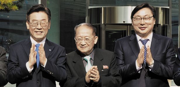 ▲ 북한 리종혁(가운데) 조선아태위 부위원장이 지난 2018년 11월 ‘제1회 아시아·태평양의 평화·번영을 위한 국제 대회’참석을 위해 경기도를 방문해 당시 이재명(왼쪽) 경기지사, 이화영(오른쪽) 경기도 평화부지사와 기념 촬영을 했다. ⓒ연합뉴스