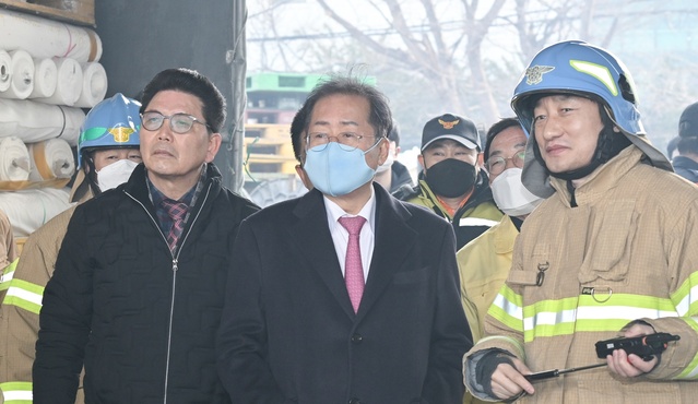 ▲ 홍준표 대구시장은 2월 1일 오후 당일 새벽에 발생한 성서공단 화재현장을 방문했다.ⓒ대구시