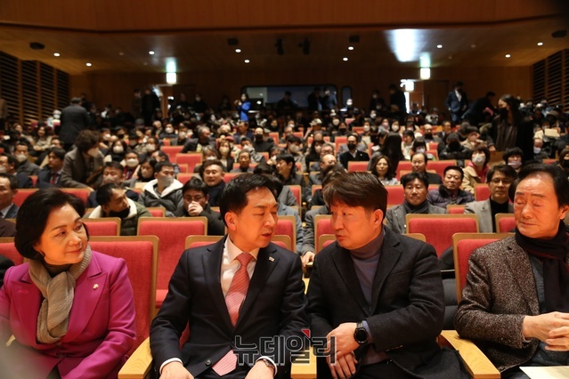 권영진 전 대구시장이 포럼행사에 참석한 김기현 의원과 얘기를 나누고 있다.ⓒ뉴데일리