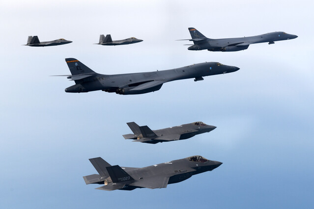 한미 공군이 1일 서해 상공에서 연합훈련을 실시한 가운데, 우리 공군 F-35A 전투기와 미 공군 B-1B 전략폭격기 및 F-22·F-35B 전투기 등이 비행하는 모습. ⓒ국방부
