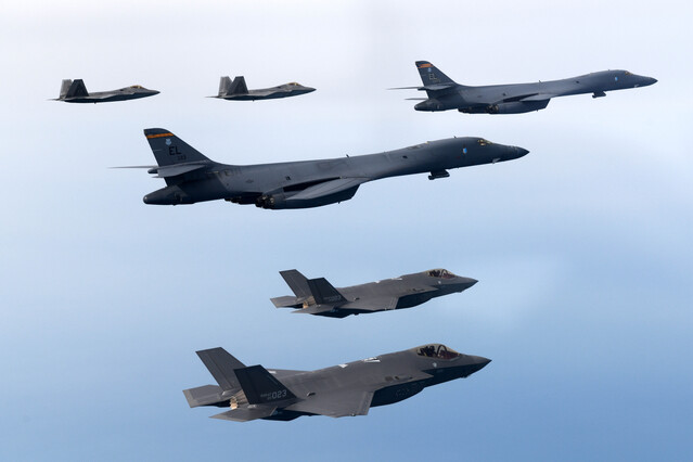 ▲ 한미 공군이 1일 서해 상공에서 연합훈련을 실시한 가운데, 우리 공군 F-35A 전투기와 미 공군 B-1B 전략폭격기 및 F-22·F-35B 전투기 등이 비행하는 모습. ⓒ국방부