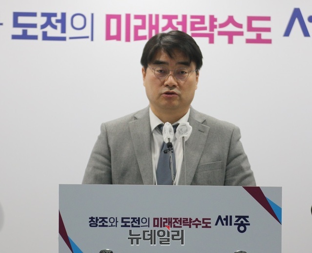 ▲ 남궁호 세종시 경제산업국장이 2일 오전 시청 정음실에서 '2023년 경제산업국 주요 업무 계획'을 발표하고 있다.ⓒ이길표 기자