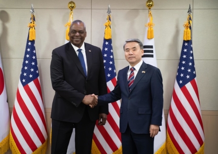 ▲ 이종섭 국방부장관과 로이드 오스틴 미 국방장관이 31일 오후 서울 용산구 국방부에서 한-미 국방장관회담을 하기 앞서 악수하고 있다.
ⓒ뉴시스