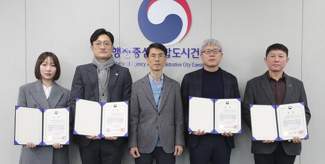 ▲ 세종시 신도시 내 건설현장 품질과 안전관리에 기여한 지난해 현장소장과 올해의 우수 건설기술인이 수상한 뒤 기념촬영을 하고 있다.ⓒ행복청