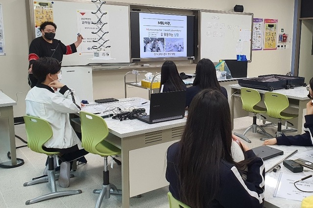 ▲ 세종 반곡고가 지능형 과학실 수업을 진행하고 있다.ⓒ세종교육청
