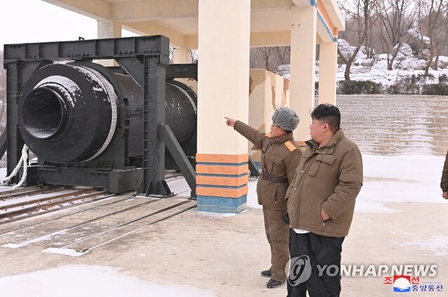 ▲ 김정은 국무위원장이 지난해 12월15일 오전 동창리 서해위성발사장에서 대출력고체연료발동기 지상시험 현장을 참관했다. ⓒ연합뉴스
