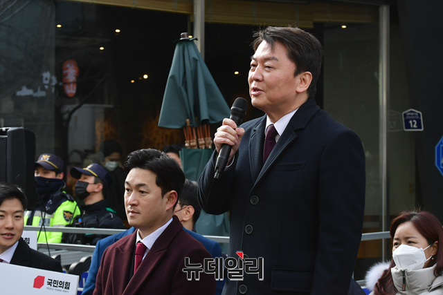 ▲ 당권 주자인 안철수 국민의당 의원이 2일 오전 서울 여의도 중앙당사 앞에서 후보 등록을 마치고 청년 최고위원 후보들과 출정식을 하고 있다.ⓒ이종현 기자