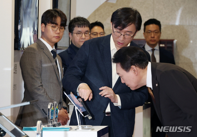 ▲ 윤석열 대통령이 2일 서울 용산 대통령실 청사에서 열린 국제전자제품박람회(CES) 디지털 기술혁신 기업인과의 오찬 간담회에 앞서 2023 CES 최고 혁신상을 수상한 '지크립토' 부스를 방문해 설명을 듣고 있다. ⓒ뉴시스