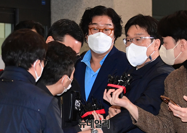 ▲ 8개월의 해외 도피 끝에 태국에서 붙잡힌 김성태 전 쌍방울그룹 회장이 지난달 17일 인천공항으로 소환되고 있다. 김 전 회장은 쌍방울그룹 각종 비리 의혹의 핵심인물이다. ⓒ인천=정상윤 기자