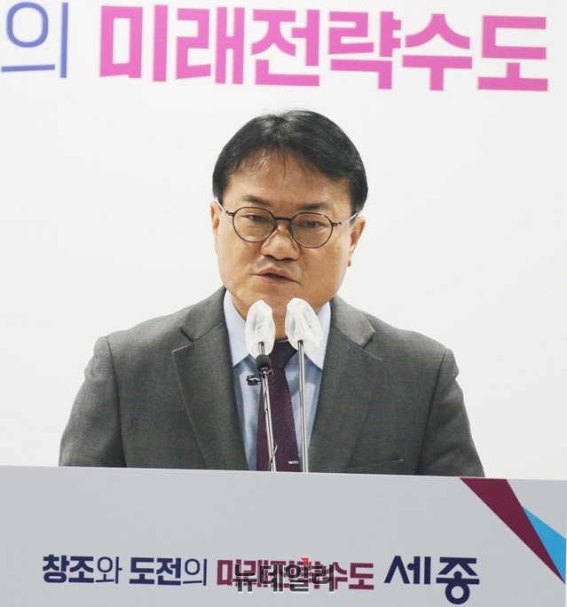 ▲ 이두희 세종시 건설교통국장이 2일 시청 정음실에서 '2023년 건설교통국 주요 업무계획'을 발표하고 있다.ⓒ이길표 기자