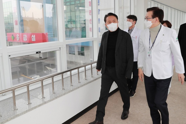 ▲ 김영환 충북도지사가 2일 김영규 원장 안내로 청주의료원을 방문하고 있다.ⓒ청주의료원