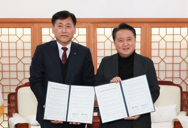 ▲ 황종연 농협 충북본부장(왼쪽)과 김영환 충북지사가 2일 지방소비세 공급계좌 취급 약정을 하고 기념사진을 찍고 있다.ⓒ충북도