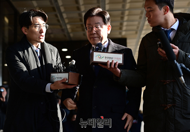 ▲ '대장동 개발사업 비리 의혹'과 연루된 이재명 더불어민주당 대표가 1월 28일 오전 서울 서초구 서울중앙지검으로 피의자 신분으로 출석하고 있다. 
ⓒ정상윤 기자