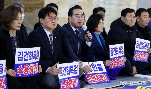 ▲ 박홍근 더불어민주당 원내대표를 비롯한 의원들이 2일 오전 서울 여의도 국회에서 '김건희 특검 및 10.29 참사 책임자 파면'을 촉구하는 밤샘 농성토론 후 브리핑을 하고 있다. ⓒ뉴시스