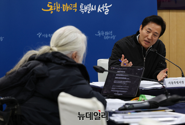▲ 오세훈 서울시장이 2일 서울시청 간담회장에서 열린 전국장애인차별철폐연대(전장연)와의 간담회에서 박경석 대표와 대화를 나누고 있다. (사진=공동취재단) ⓒ뉴데일리DB