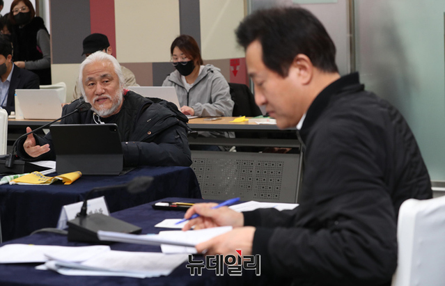 ▲ 오세훈 서울시장이 3일 서울시청 간담회장에서 열린 전국장애인차별철폐연대(전장연)와의 간담회에서 박경석 대표와 대화를 나누고 있다. (사진=공동취재단) ⓒ뉴데일리DB
