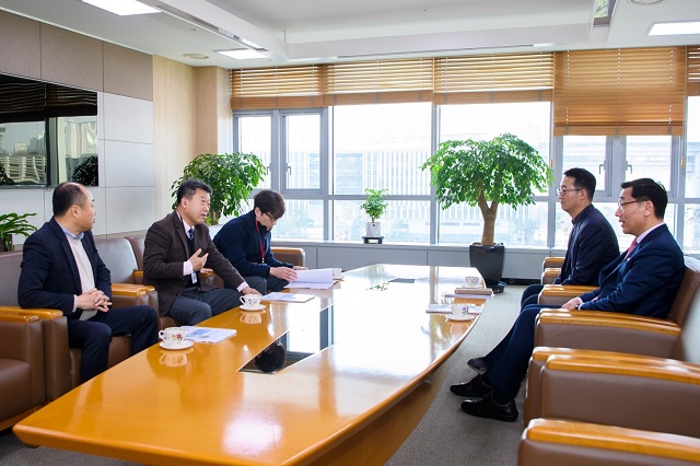 ▲ 남한권 울릉군수가 지난 1일 국토교통부를 방문해 어명소 제2차관을 만나 공약 사업인 울릉도 일주도로3 건설공사 추진을 건의하고 있다.ⓒ울릉군