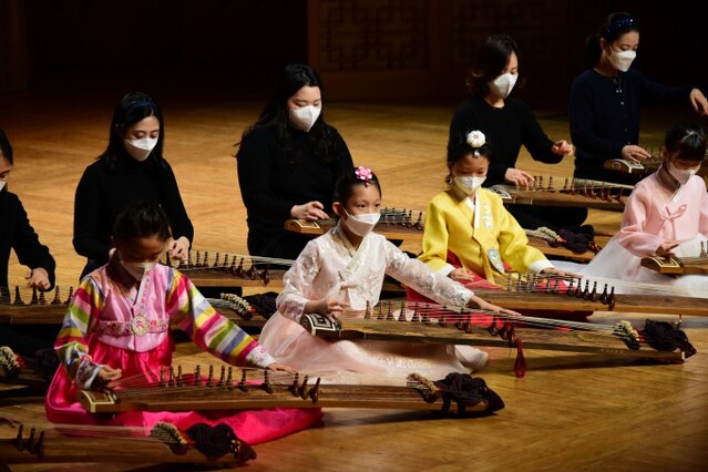 ▲ 국립국악원 가족국악강좌의 가야금 연주 발표회 모습.ⓒ국립국악원