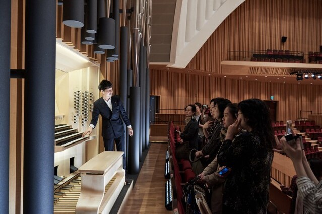 ▲ 롯데콘서트홀 무대감독이 파이프 오르간에 대해 설명하고 있다.ⓒ롯데콘서트홀