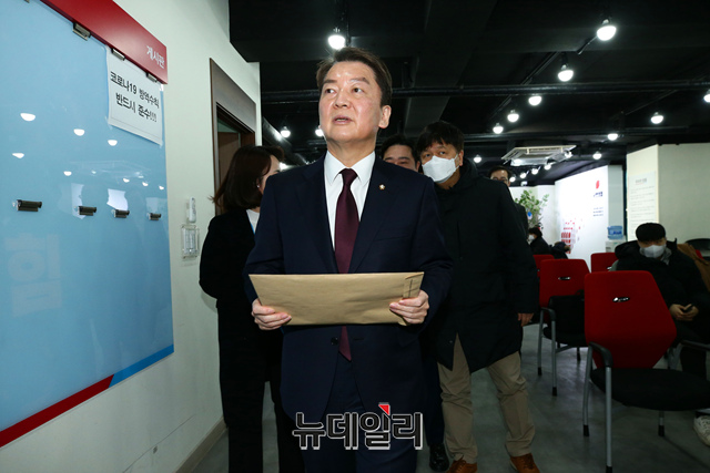 ▲ 당권 주자인 안철수 국민의힘 의원이 지난 2일 서울 여의도 중앙당사에서 후보 등록을 위해 입장하고 있다.ⓒ이종현 기자