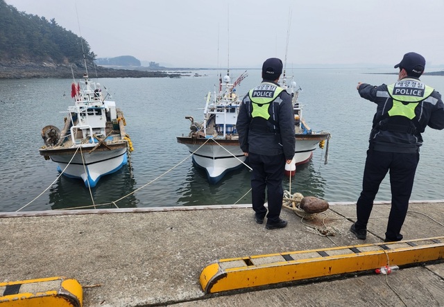 ▲ 태안해경 경찰관들이 위험지역 순찰을 강화하고 있다.ⓒ태안해양경찰서