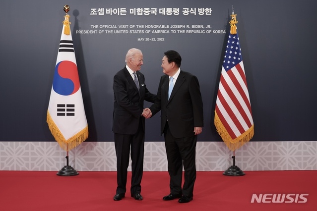 ▲ 윤석열 대통령과 조 바이든 미국 대통령이 지난해 5월, 서울 용산 대통령실 청사에서 악수하며 기념촬영하고 있다. ⓒ뉴시스