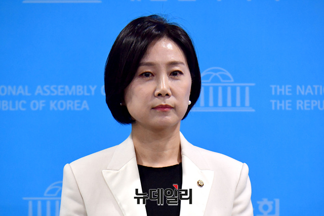 ▲ 허은아 국민의힘 의원이 3일 오전 국회 소통관에서 열린 최고위원 출마선언 기자회견을 마치고 기자들의 질문에 답하고 있다. ⓒ이종현 기자