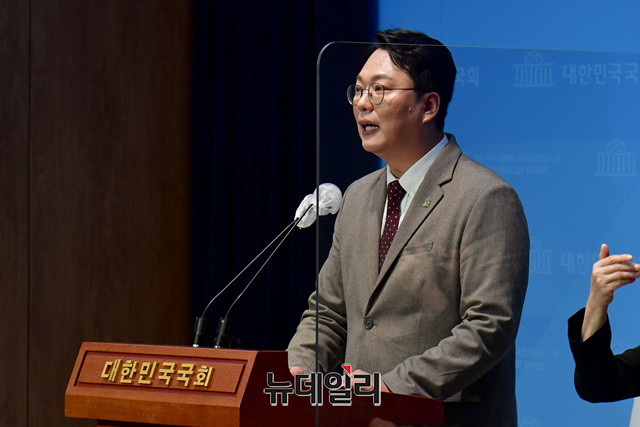 ▲ 국민의힘 전남 순천갑 당협위원장인 천하람 변호사가 3일 오전 국회 소통관에서 국민의힘 당대표 출마선언을 하고 있다. ⓒ이종현 기자