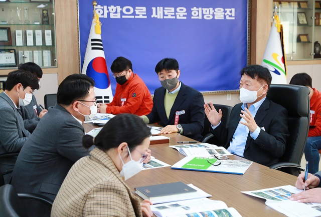 ▲ 울진군은 지난 2일 군수실에서 정책홍보관 직원들과 ‘화합으로 새로운 희망울진’의 군정 슬로건을 구현하기 위한 2월 정책회의를 열었다.ⓒ울진군