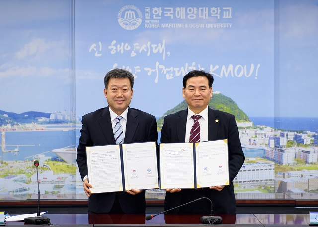 ▲ 왼쪽부터 남한권 울릉군수, 한국해양대학교 도덕희 총장.ⓒ울릉군