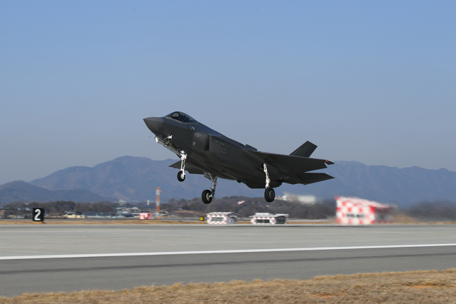 ▲ 한국 공군 스텔스 전투기 F-35A ‘프리덤 나이트(Freedom Knight)’가 3일 오후 한미 연합공중훈련을 위해 청주기지 활주로에서 이륙하고 있다. ⓒ사진=공군 제공