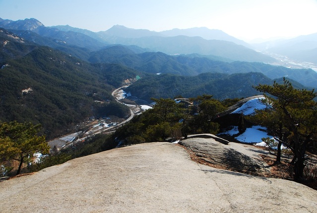 ▲ 찐빵 바위를 업고 있는 가파른 바위 슬랩.ⓒ진경수 山 애호가