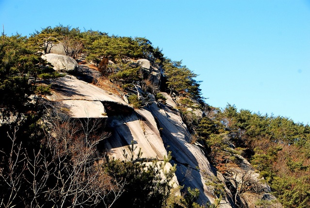 ▲ 두 번째 바위 슬랩을 이루는 암봉.ⓒ진경수 山 애호가