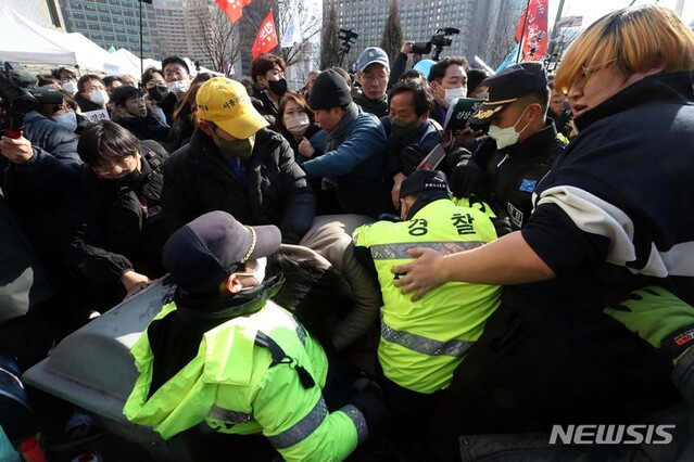 4일 오후 '이태원 참사 100일 추모행진'을 연 유가족들과 침가자들이 서울 중구 서울광장에서 분향소를 기습 설치하고 있다. 이 과정에서 참여자들과 경찰 사이 몸싸움이 벌어지기도 했다. ⓒ뉴시스