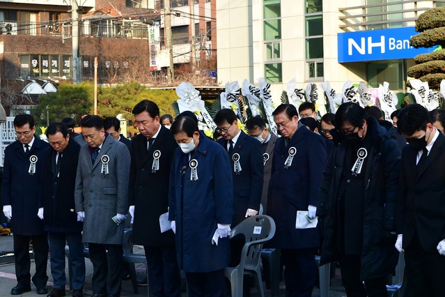 ▲ 고 한병수 청주시의원 영결식이 4일 청주시의회 옛청사에서 엄수된 가운데 김병국 청주시의장과 이범석 청주시장, 청주시의원, 김영환 충북도지사, 윤건영 충북도교육감, 황영호 충북도의장, 정우택 국회부의장, 변재일 국회의원 등이 대거 참석, 고인의 명복을 빌었다.ⓒ청주시의회