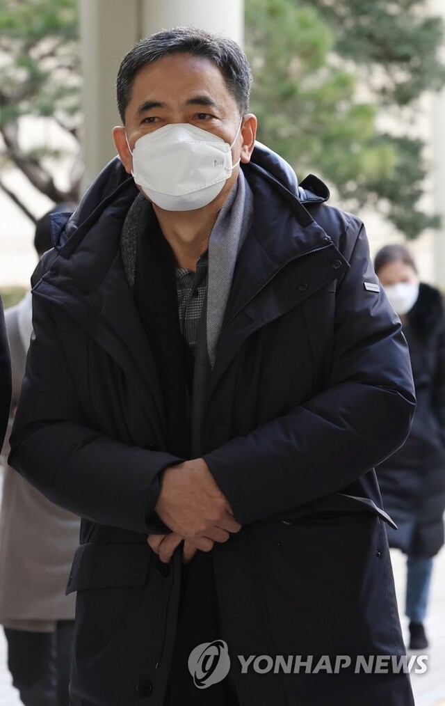 ▲ 대장동 개발 민간업자로부터 거액의 뇌물을 받은 혐의로 재판에 넘겨진 곽상도 전 의원이 작년 11월 30일 오전 서울 서초구 서울중앙지법에서 열린 1심 결심공판을 마친 뒤 법원을 나서고 있다. ⓒ연합뉴스