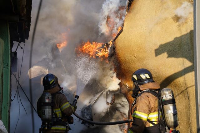 ▲ 불타는 축사의 모습.ⓒ진천소방서