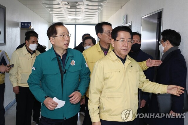 ▲ 조승환 해양수산부 장관이 5일 오전 청보호 전복사고 실종자 수색·구조 등 대응 상황을 점검하고자 전남 목포해양경찰서에 들어서고 있다. ⓒ연합뉴스