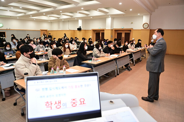 ▲ 대구 동구청(구청장 윤석준)은 지난 2일과 4일 양일간 동구청 4층 대회의실에서 관내 학부모·학생들을 대상으로 ‘내 아이를 위한 대학입시 대비 전략 특강’을 진행했다.ⓒ동구청