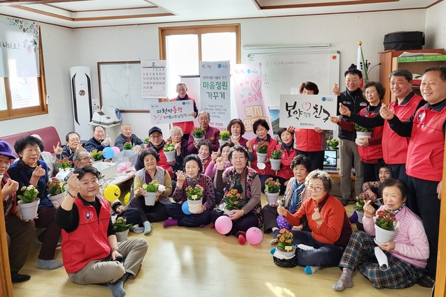 ▲ 청송군(군수 윤경희)은 진보면 맞춤형복지팀과 파천면지역사회보장협의체(위원장 권오영)에서 지난 2월 1일 파천면 신흥1리 경로당을 찾아 현장중심의 복지 상담서비스를 제공하는 ‘바퀴달린 복지상담실’을 운영했다고 밝혔다.ⓒ청송군