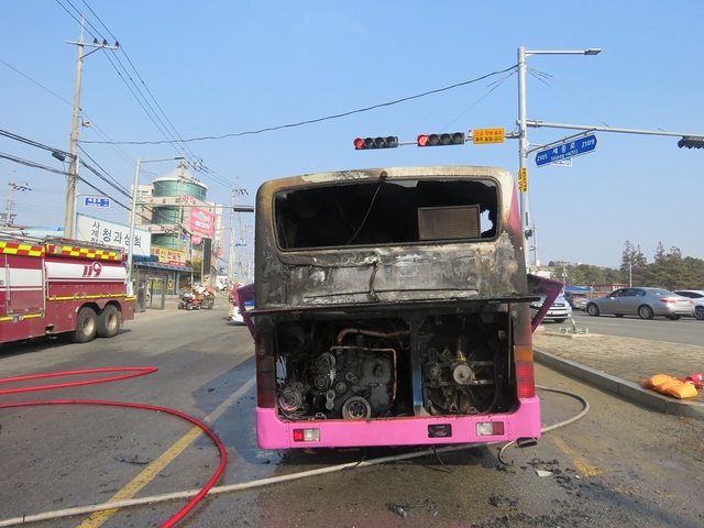 ▲ 과열로 전소된 시내버스.ⓒ세종소방본부