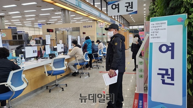 ▲ 충남 천안시청 민원실에 여권발급을 신청하기 위해 민원인들이 대기하고 있다.ⓒ김정원 기자