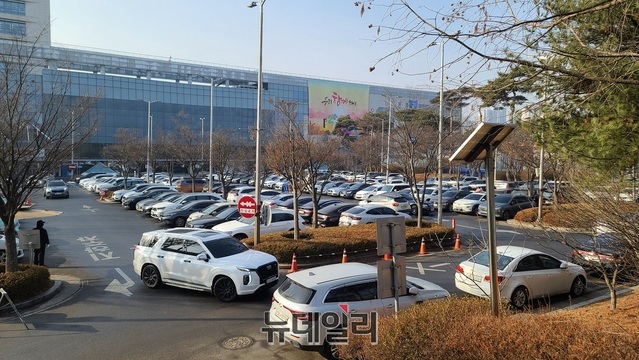 ▲ 천안시청 주차장에 꽉 들어찬 차량들. 평소에도 천안시청 주차장에는 주차하기가 힘든 가운데 최근 여권발급신청이 급증하면서 주차난이 더욱 심각하다.ⓒ김정원 기자