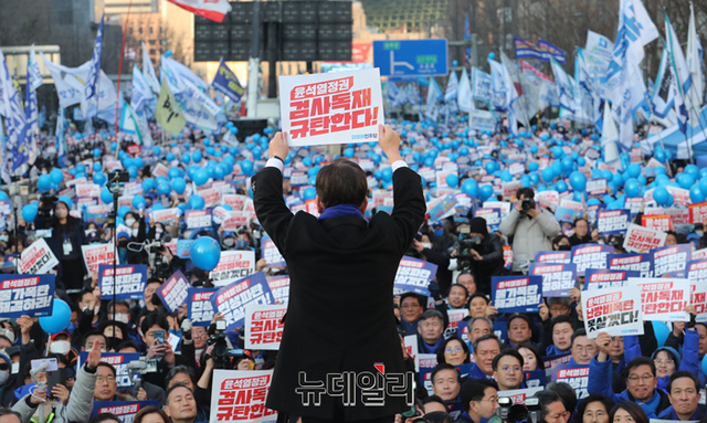 ▲ 이재명 더불어민주당 대표가 4일 오후 서울 숭례문 광장 인근에서 열린 '윤석열 정권 민생파탄, 검찰 독재 규탄대회'에서 구호를 외치고 있다. ⓒ서성진 인턴기자(사진=공동취재단)